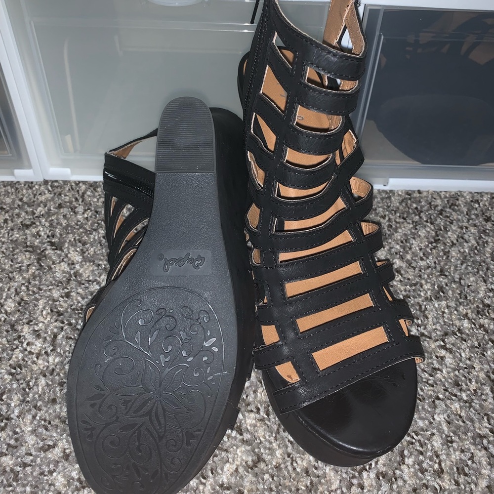 Caged wedges - Picture 2 of 2